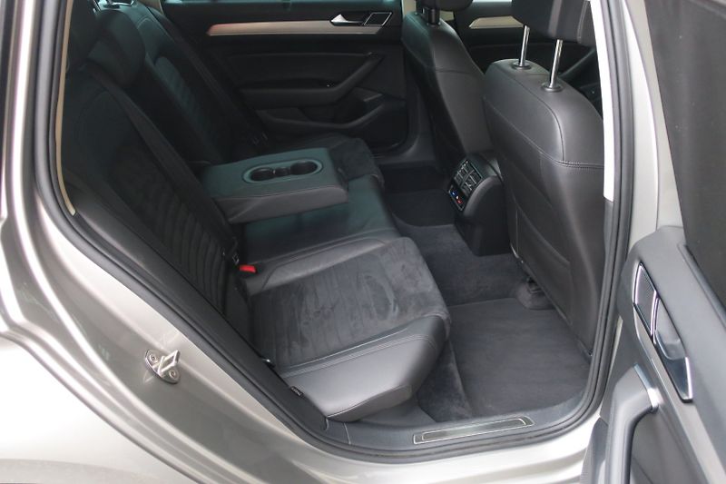 Volkswagen Passat (2017) 2.0TDI 140kW 4MOT DSG Highline - fotka 41 z 49