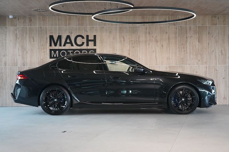 BMW M5 B&W, Ventilace, Panorama, HUD - fotka 6 z 50