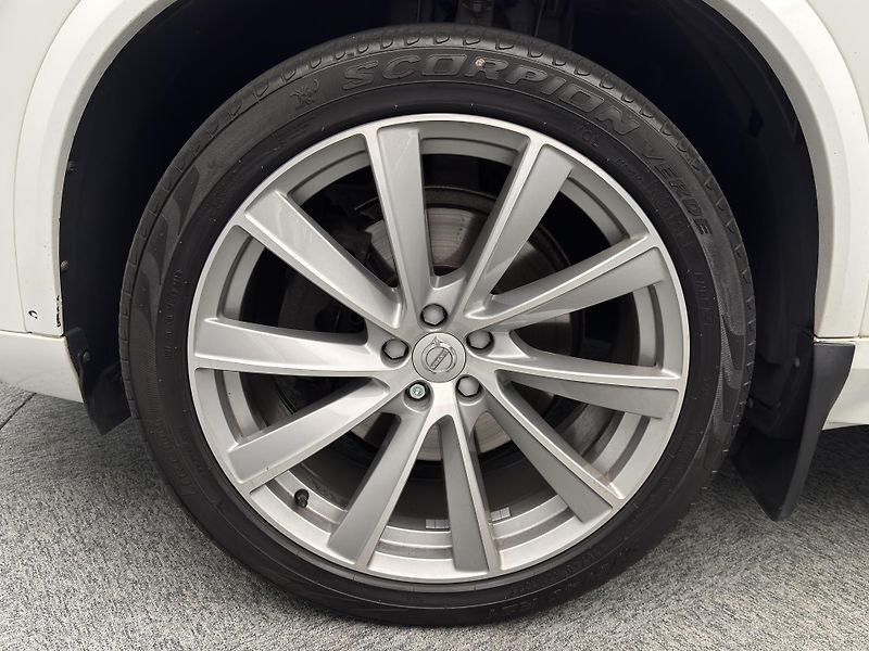 Volvo XC90 D5 AWD MOMENTUM PRO REZERVACE - fotka 50 z 50