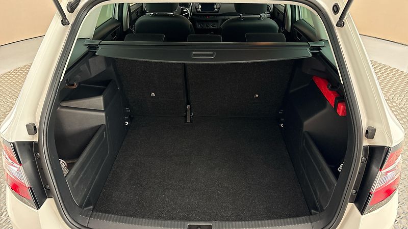 Škoda Fabia 1.0 TSI Ambition Combi - fotka 17 z 23