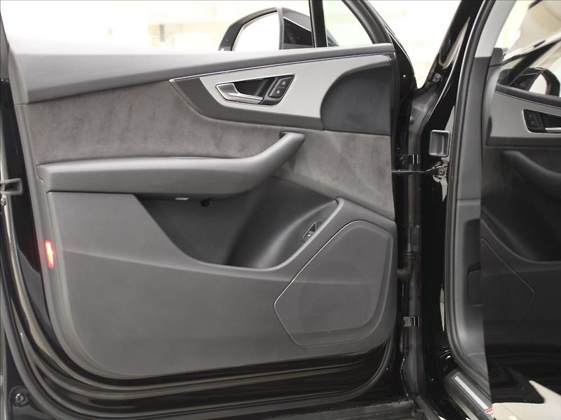 Audi Q7 3,0 TDi 200kW S-line MATRIX - fotka 15 z 24