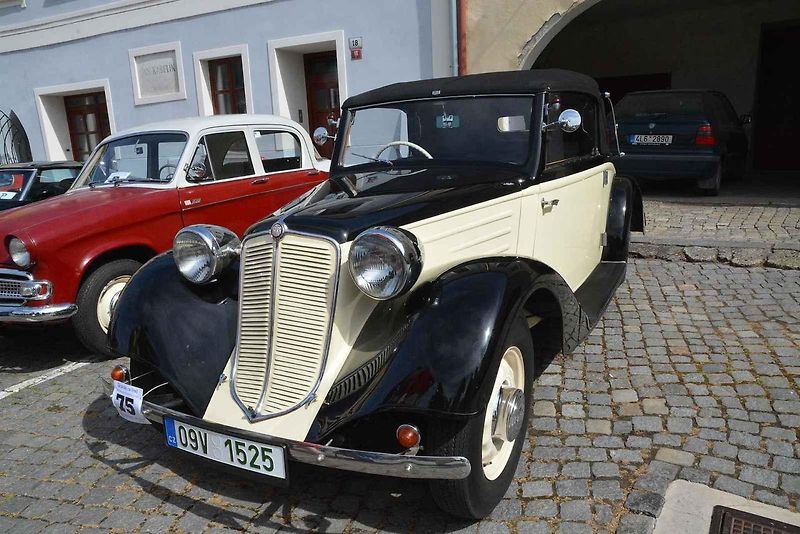 Stovka nablýskaných motocyklů a automobilů předválečné a meziválečné éry vyrazila v neděli z Horního náměstí v Přerově na spanilou jízdu regionem. Nejstarší účastnicí byla osmaosmdesátiletá Libuše Šulcová, která na trasu vyrazila na motocyklu BSA 770 se s
