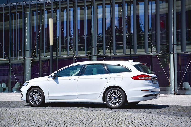 Ford Mondeo (2021) 2.0 138kw Hybrid ecvT TITANIUM - fotka 13 z 32
