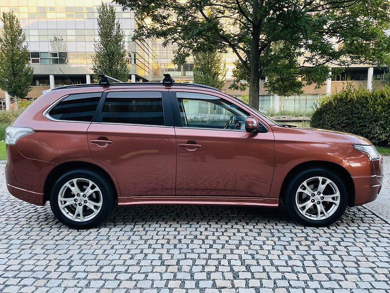 Mitsubishi Outlander 2.2D 4x4 7MÍST KAMERA SERVISKA - fotka 11 z 47