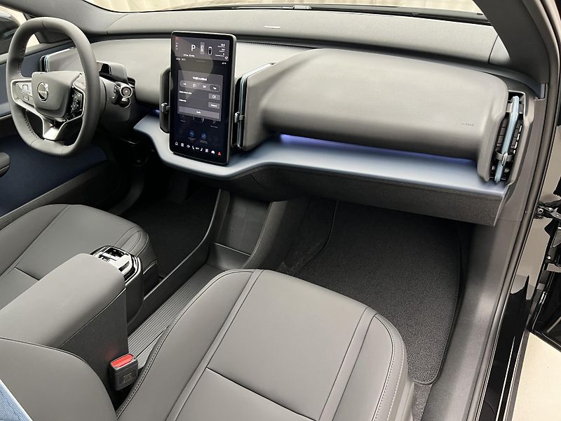 Volvo EX30 (2026) P8 AWD electric ULTRA BLACK  - fotka 18 z 49