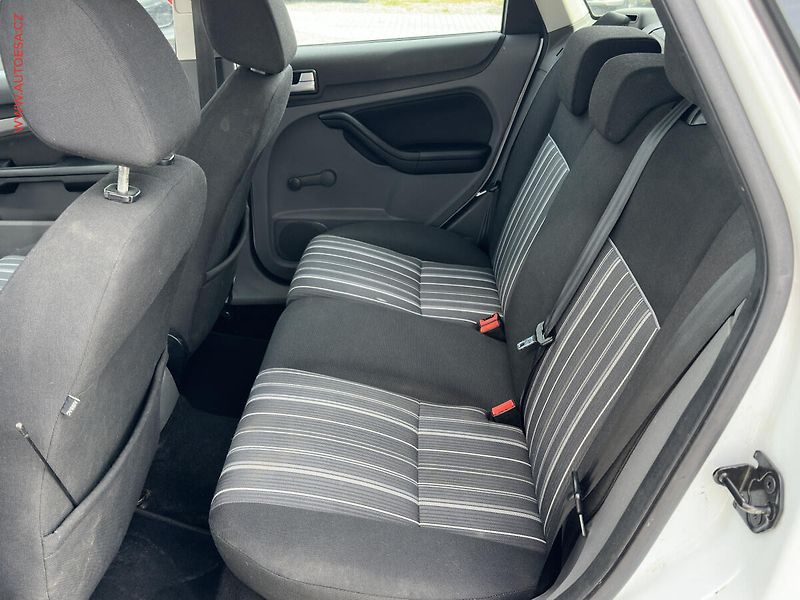 Ford Focus (2011) 1.6 TDCi, AC, STK3/28 - fotka 10 z 15