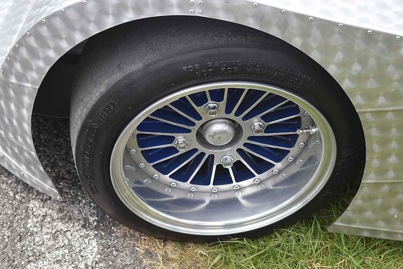 Původní Škoda 100 se postupně změnila v tento supernízký speciál.