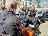 Motorkáři v Olomouci zahájili novou sezonu. Na Horní náměstí, odkud vyrazili směr Šternberk, se jich před nedělním polednem sjely stovky, 26. května 2024