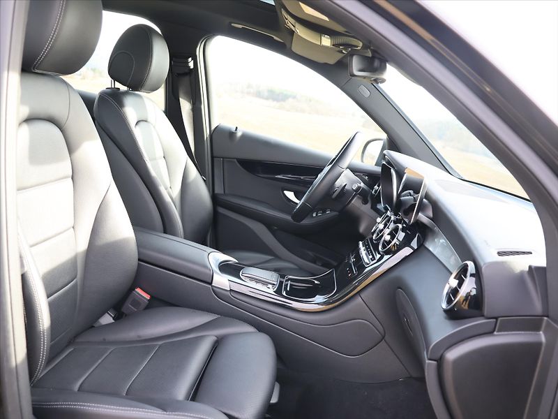 Mercedes-Benz GLC 2,0 300d 180kW 4Matic AMG DPH - fotka 12 z 36