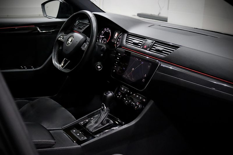 Škoda Superb 2.0 TSI 162 kW DSG Sportline - fotka 13 z 50
