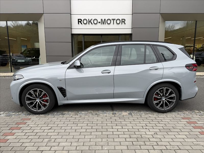 BMW X5 3,0 30d xDrive - fotka 2 z 36