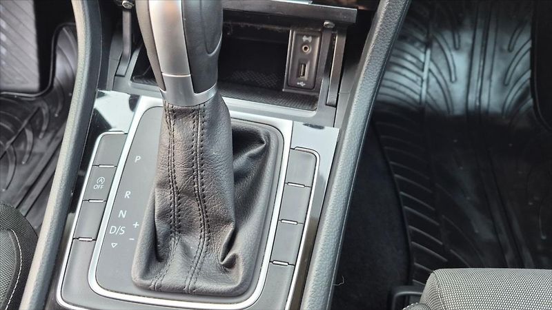 Volkswagen Golf 1,6 TDI DSG COMFORTLINE ČR - fotka 14 z 23