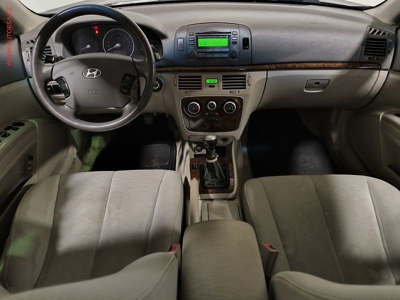 Hyundai Sonata (2009) 2.4i, ČR - fotka 8 z 17