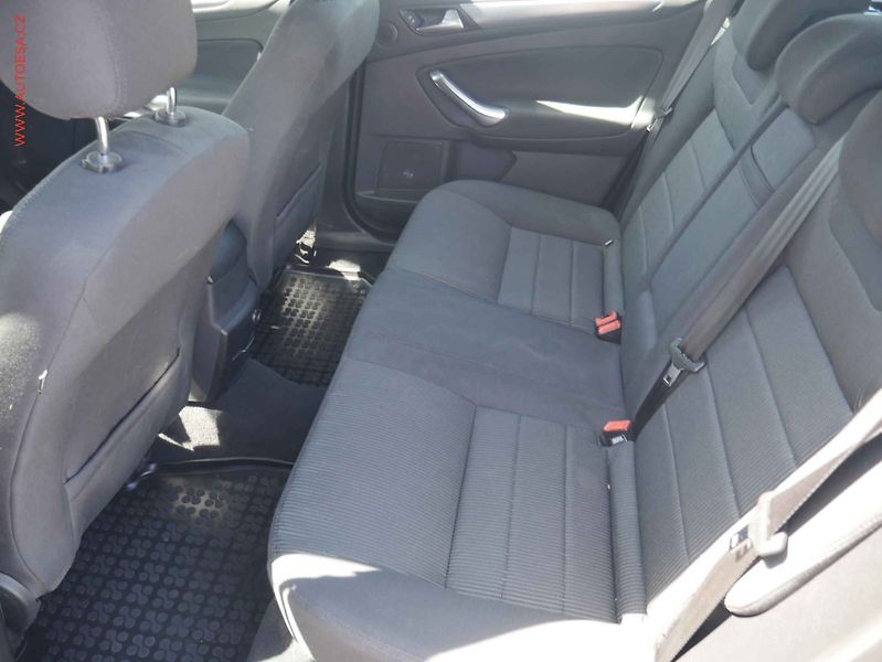 Ford Mondeo (2011) 2.0TDCi, AC, navi, kamera - fotka 10 z 15