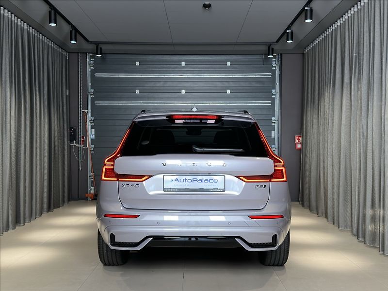 Volvo XC60 (2026) 2,0 B5  Plus Dark - fotka 5 z 30