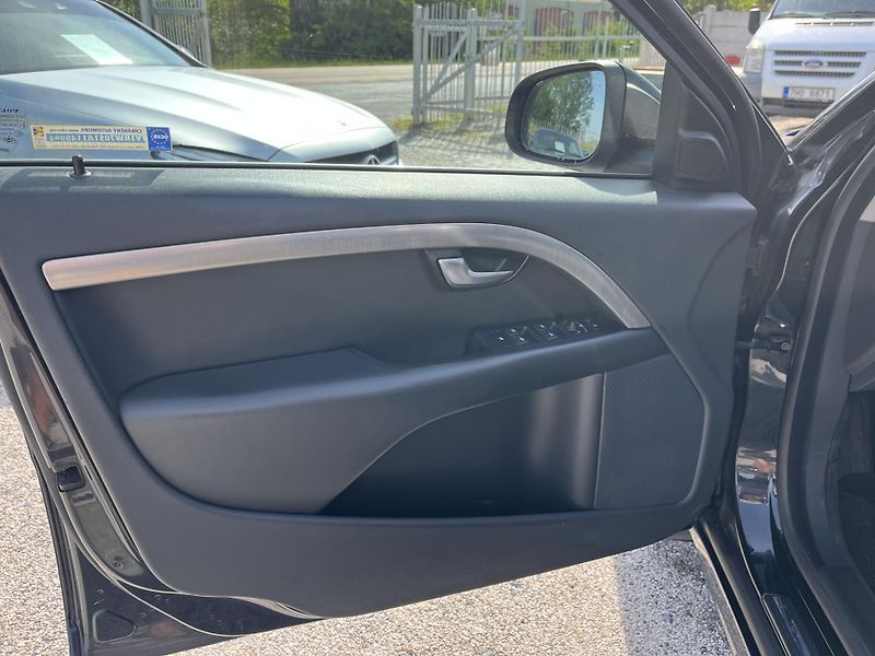 Volvo V70 (2009) 2.4D5 151KW REZERVACE! - fotka 12 z 21