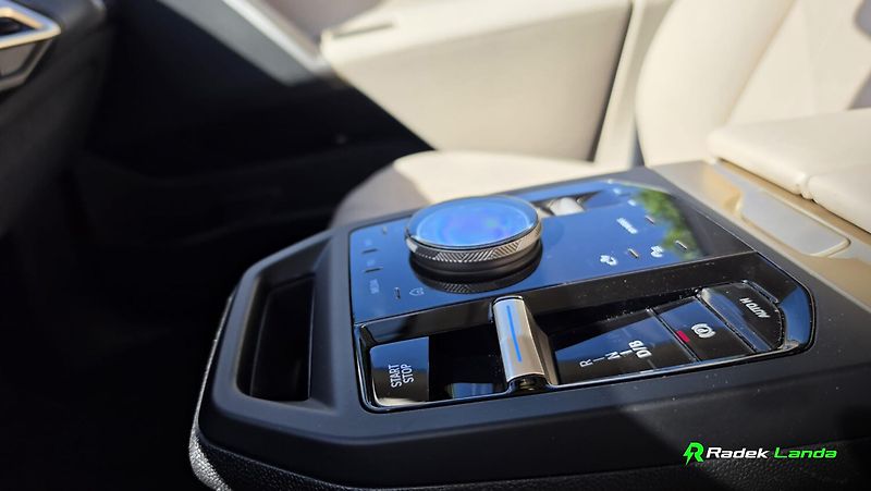 BMW iX (2022) xDrive40 Edition - fotka 10 z 14