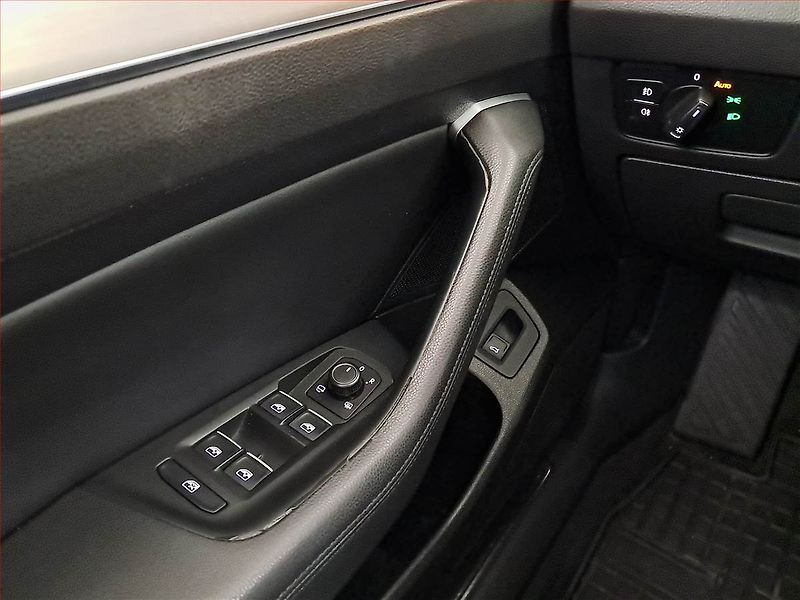 Volkswagen Passat (2018) R-Line 2.0 TDI, Automat, ČR - fotka 17 z 18