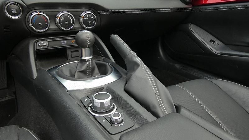 Mazda MX-5 RF 2.0 Skyactiv-G184 Exclusive - fotka 7 z 22