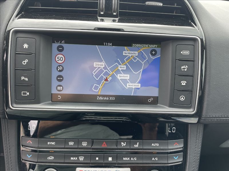 Jaguar F-Pace 3,0 d 221kw AWD Aut. DPH - fotka 17 z 33
