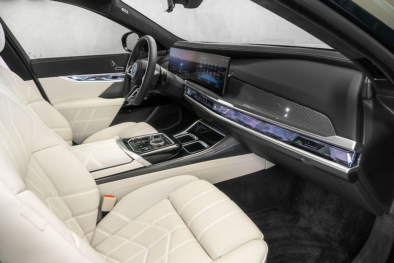 BMW Ostatní 60 M-Sport Individual Theatre - fotka 12 z 29