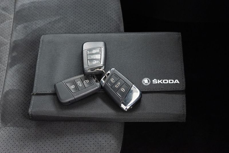 Škoda Superb 2.0 TDI 4x4*SPORTLINE*CANTON* - fotka 39 z 46