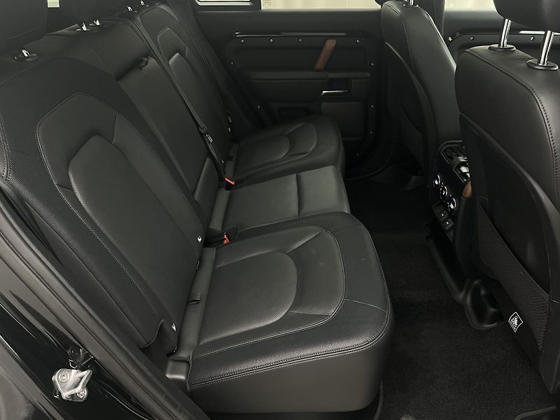 Land Rover Defender 110 D300 HSE AUT CZ - fotka 22 z 51