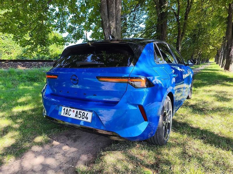 Opel vyniká ostrými sportovními rysy.
