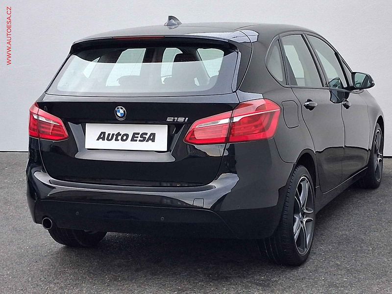BMW Řada 2 (2017) 1.5T 218 i, Advantage, park - fotka 4 z 17