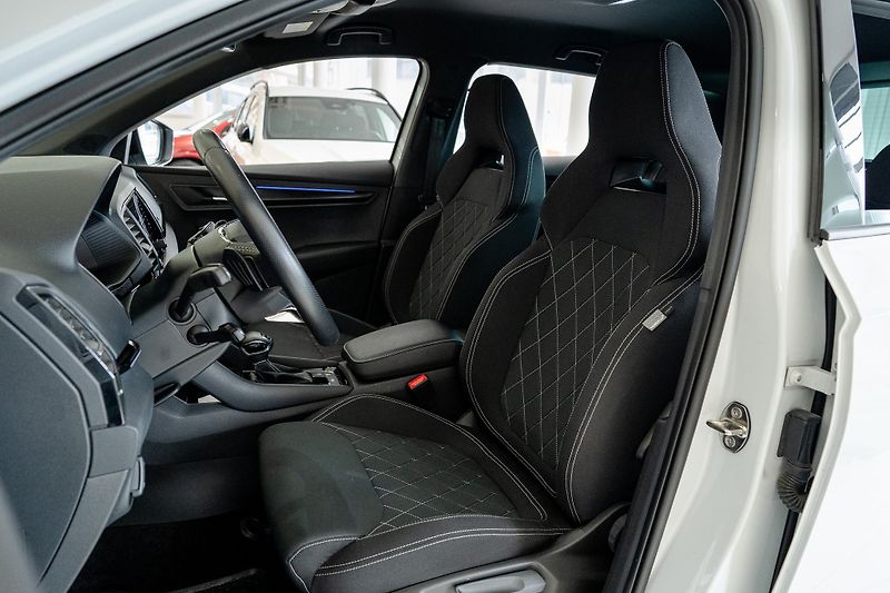 Škoda Karoq (2021) 2,0 TDI DSG 4x4 Sportline - fotka 11 z 19