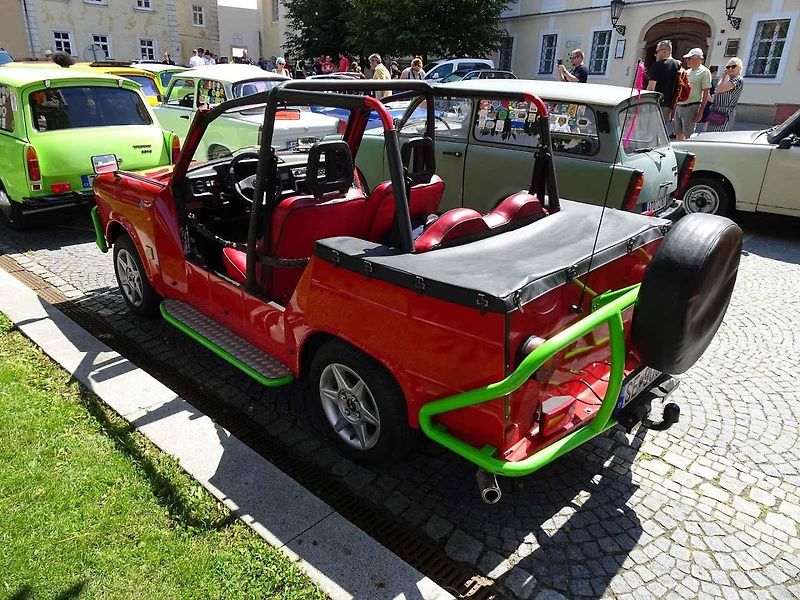 Trabaty na valtickém náměstí měly zastávku při vyjížďce srazu Trabantem za vínem.