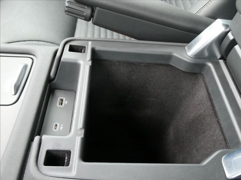 Land Rover Discovery 3,0 D250 R-Dynamic SE 1Maj DPH - fotka 31 z 51