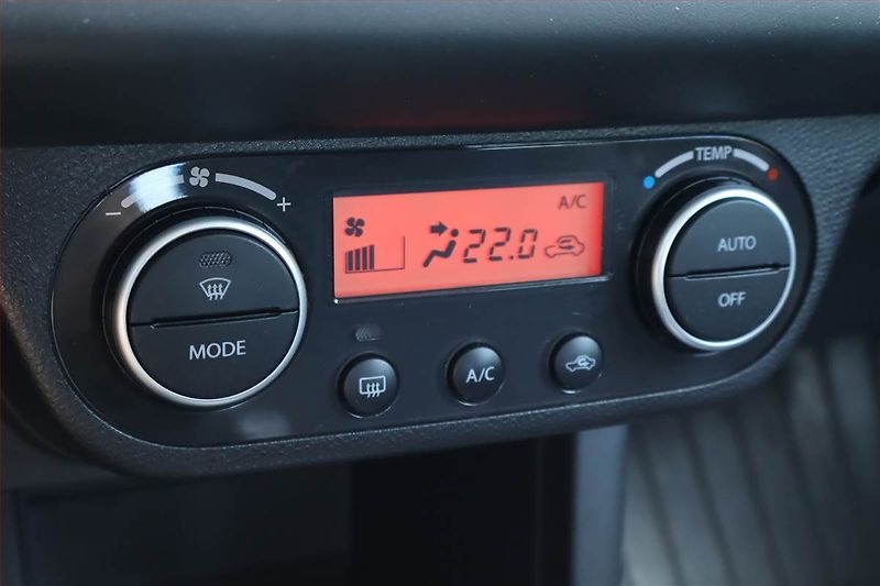 Suzuki Swift (2007) 1.3, Automat, Serv.kniha - fotka 15 z 19