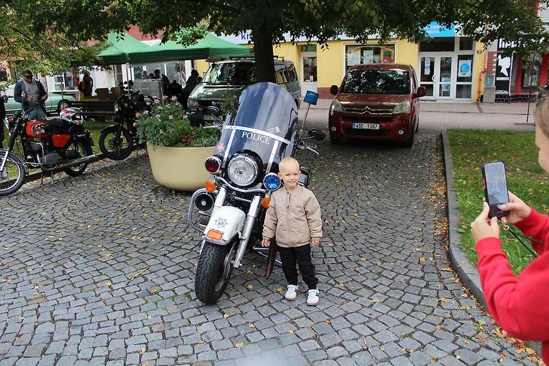 V severočeském Litvínově se uskutečnil premiérový Autofest. Na snímku je luxusní Porsche 911 Spirit.
