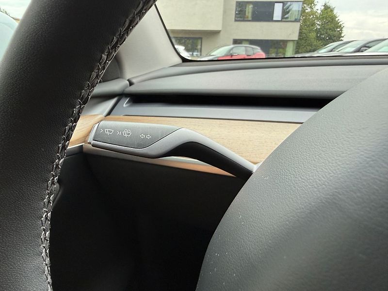 Tesla Model Y LR AWD Tažné / Záruka - fotka 32 z 41