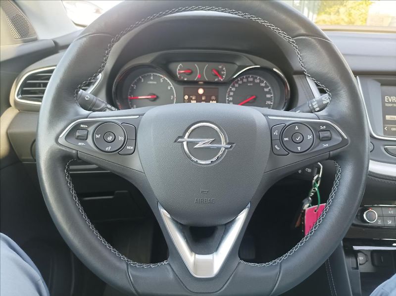 Opel Grandland X 1,2 Turbo - fotka 15 z 23