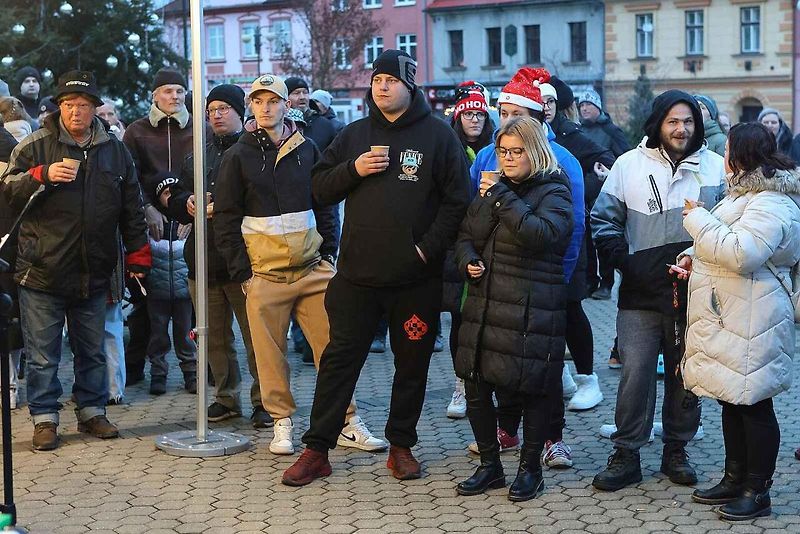 Auta svítící jako vánoční stromečky projela jižním Plzeňskem pro dobrou věc.