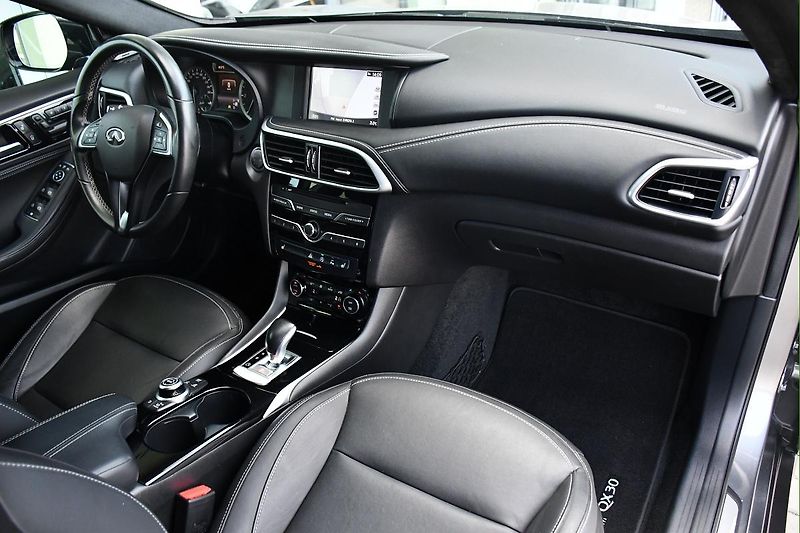 Mercedes-Benz GLA INFINITI QX30 220 CDI 4MATIC  - fotka 13 z 45