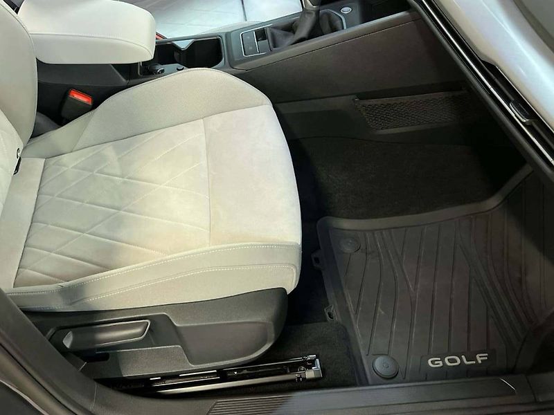 Volkswagen Golf (2024) 1.0 TSI Life - fotka 13 z 20