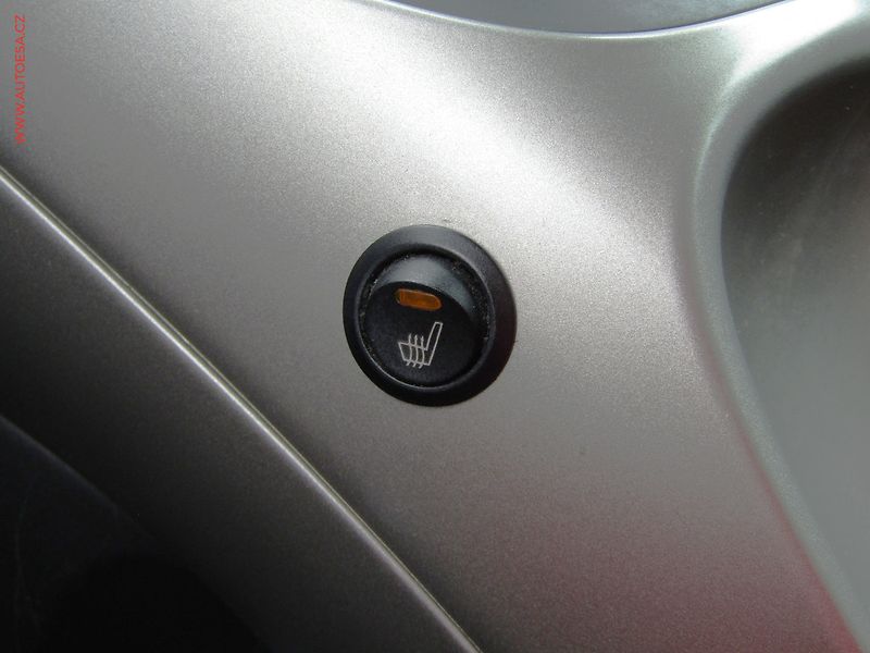 Toyota Auris (2010) 1.3 VVT-i, ČR, AC, výhřev - fotka 12 z 16