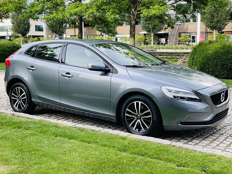 Volvo V40 2.0i MANUÁL KAMERA SERVISKA - fotka 10 z 45