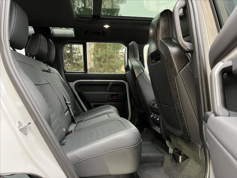 Land Rover Defender (2026) 110 V8 P635 OCTA - fotka 34 z 38