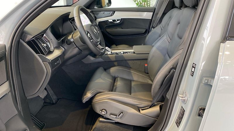 Volvo XC90 (2026) PLUS BLACK EDITION, T8 AWD, 22 - fotka 8 z 14