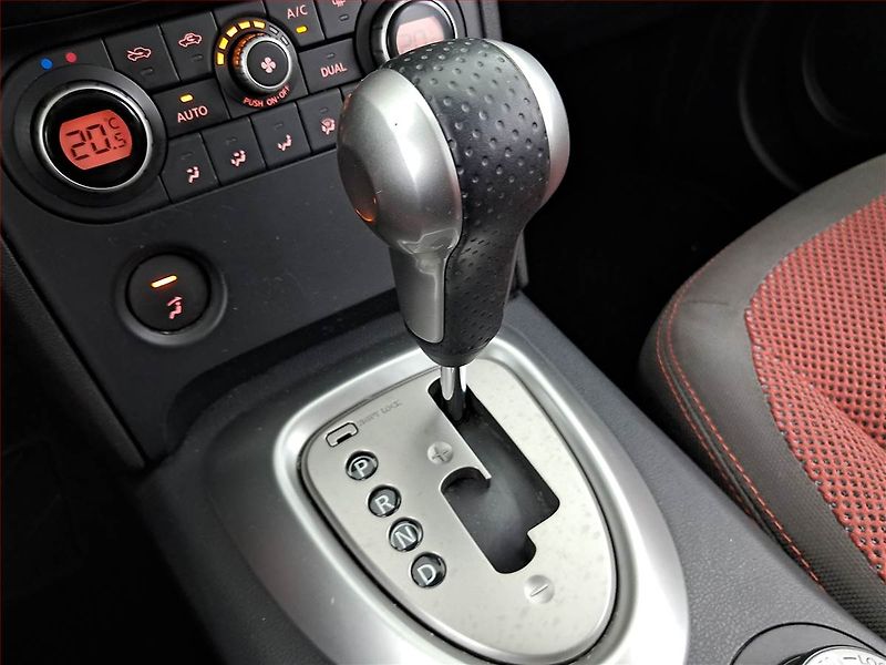 Nissan Qashqai (2007) 2.0, 4X4, Automat, Tempomat - fotka 13 z 19