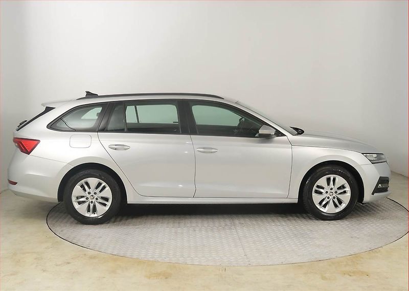Škoda Octavia (2022) Ambition 2.0 TDI, ČR,1.maj - fotka 6 z 22