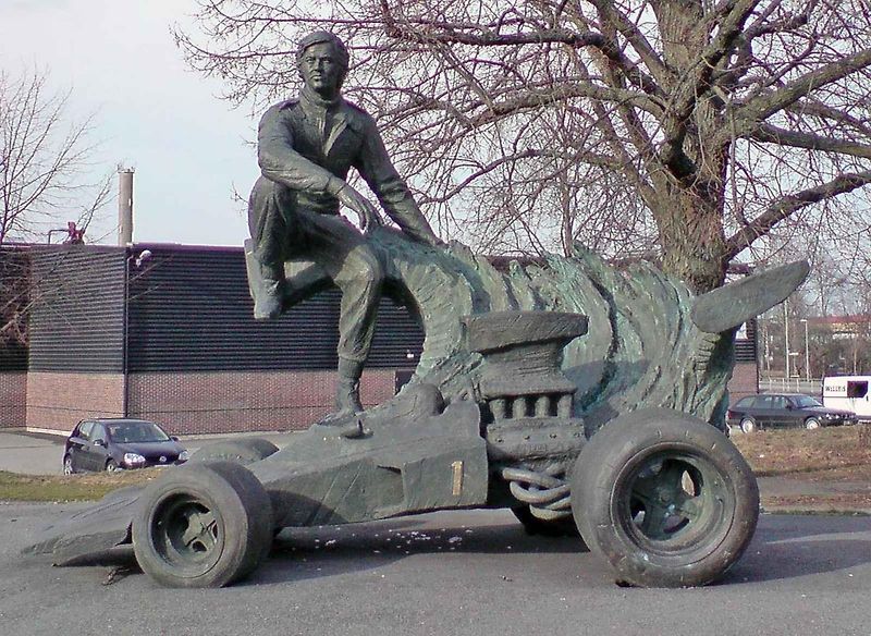 Emerson Fittipaldi v kokpitu Lotusu 72 s šéfem týmu Coline Chapmanem.