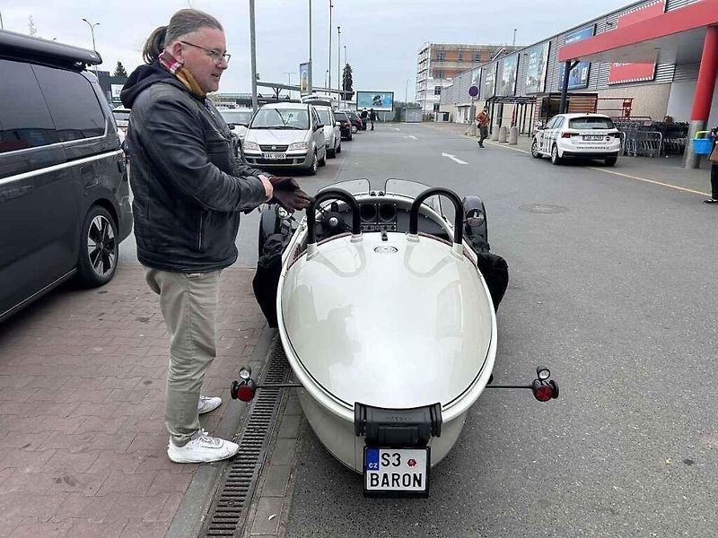 V neděli odpoledne poutal zájem kolemjdoucích před nákupním centrem nevídaný a luxusní sporťák.