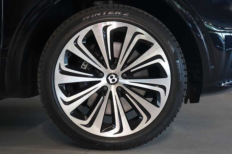 Bentley Bentayga V8, AWD, Panorama, 360° kamera - fotka 7 z 50