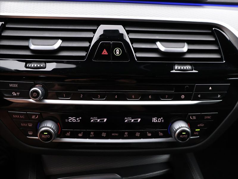 BMW Řada 5 3,0 530d 195kW xDrive CZ - fotka 27 z 37