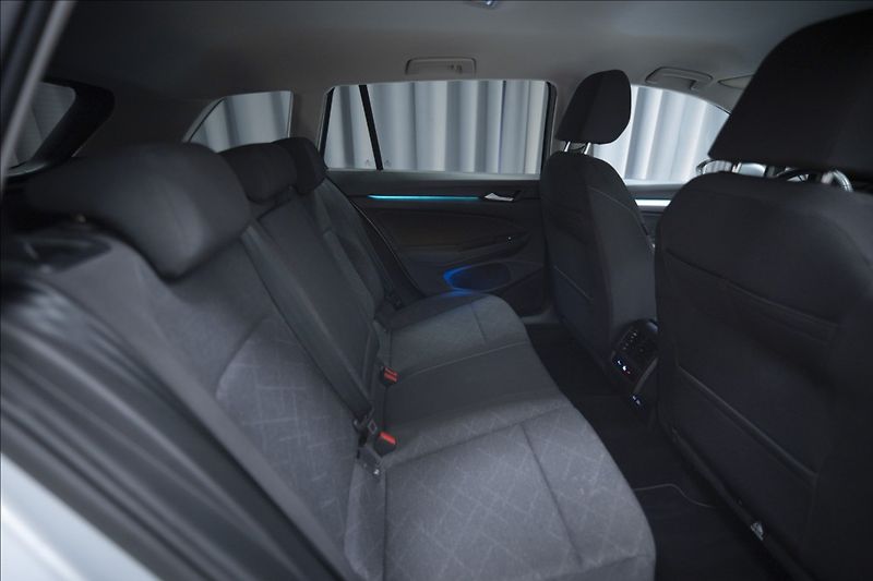 Volkswagen Golf 1,5 eTSI DSG KAMERA VÝHŘEV ČR - fotka 11 z 45